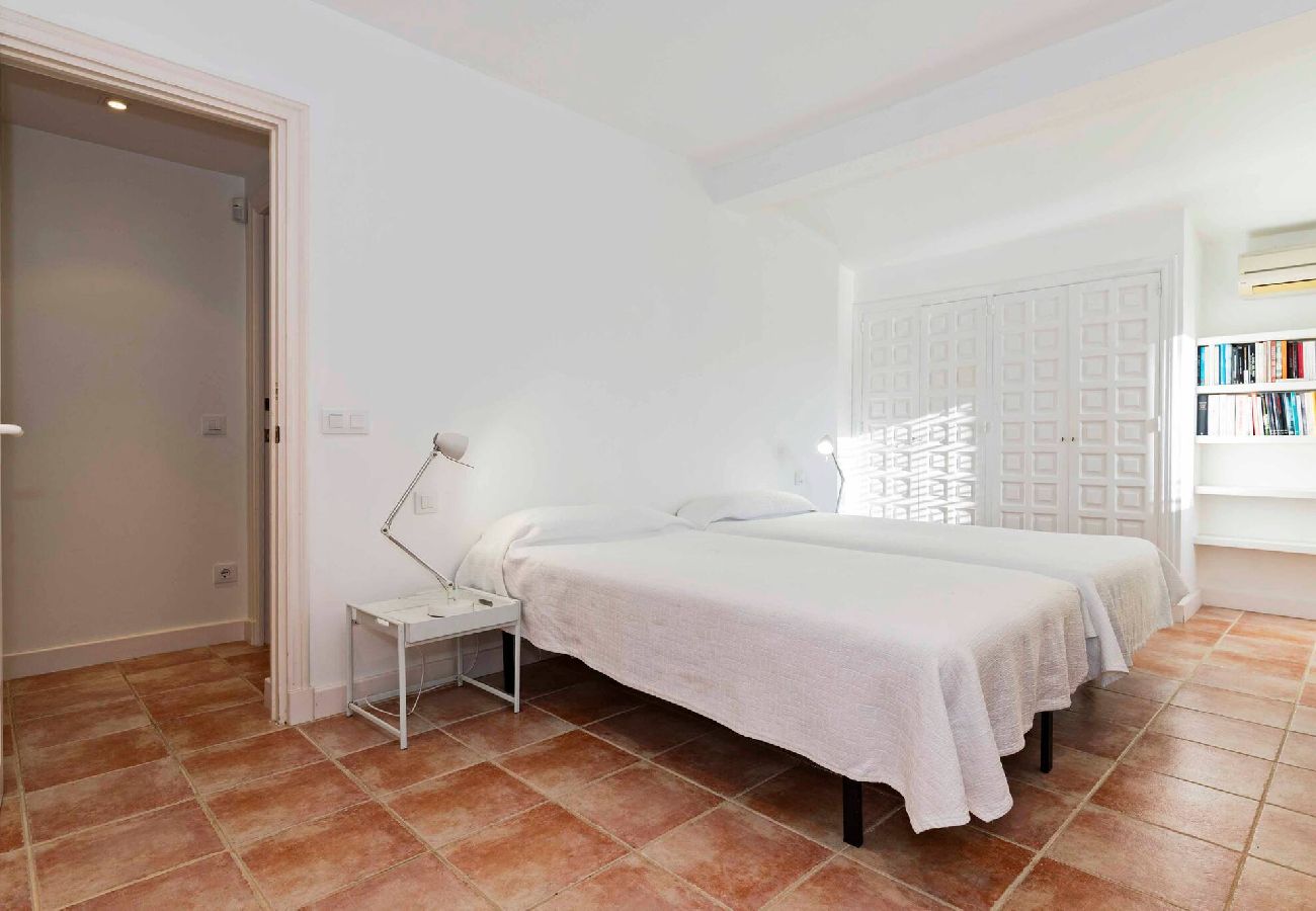 Villa in Es Castell - Villa Rosa — Garden & Pool Retreat